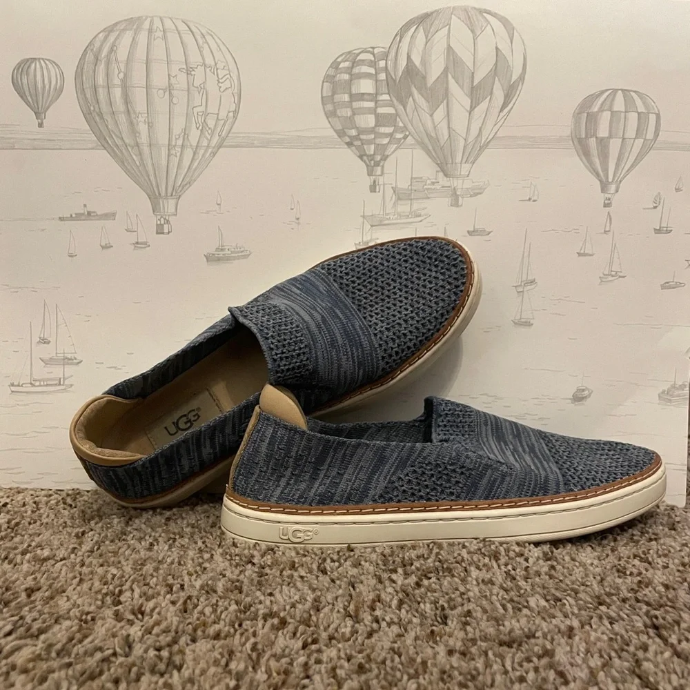 Women’s 6 Ugg Loafers in blue - Picture 1 of 6